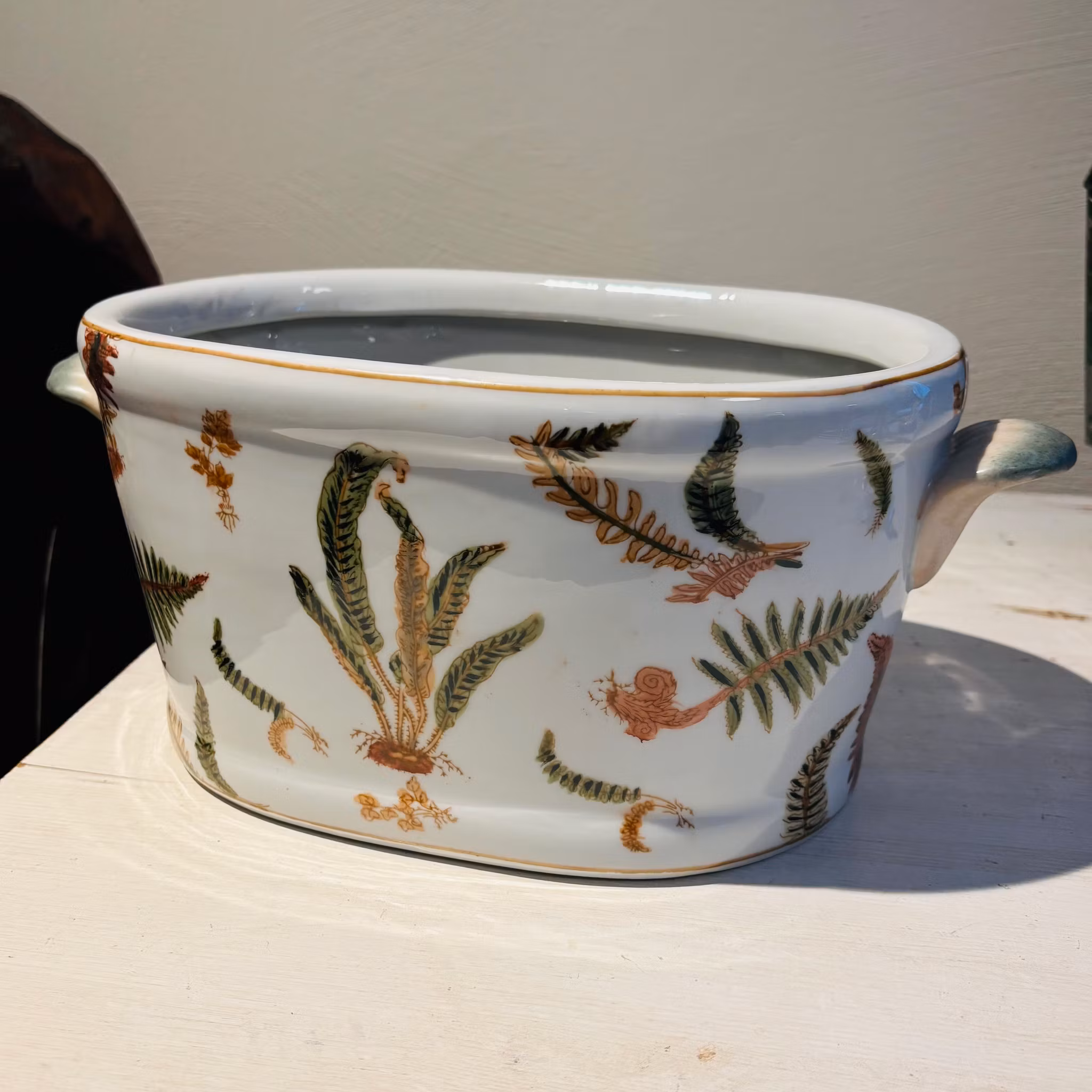 Kruka sk Jardiniere i porslin med mönster av ormbunke