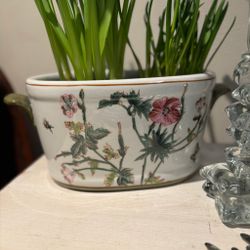 Kruka med hänklar sk Jardiniere i porslin med mönster av Malva