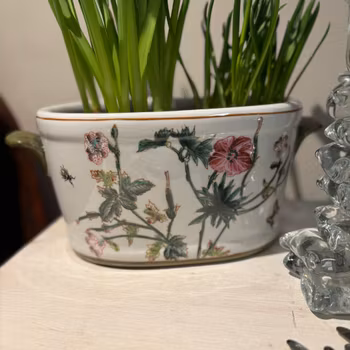 Kruka med hänklar sk Jardiniere i porslin med mönster av Malva