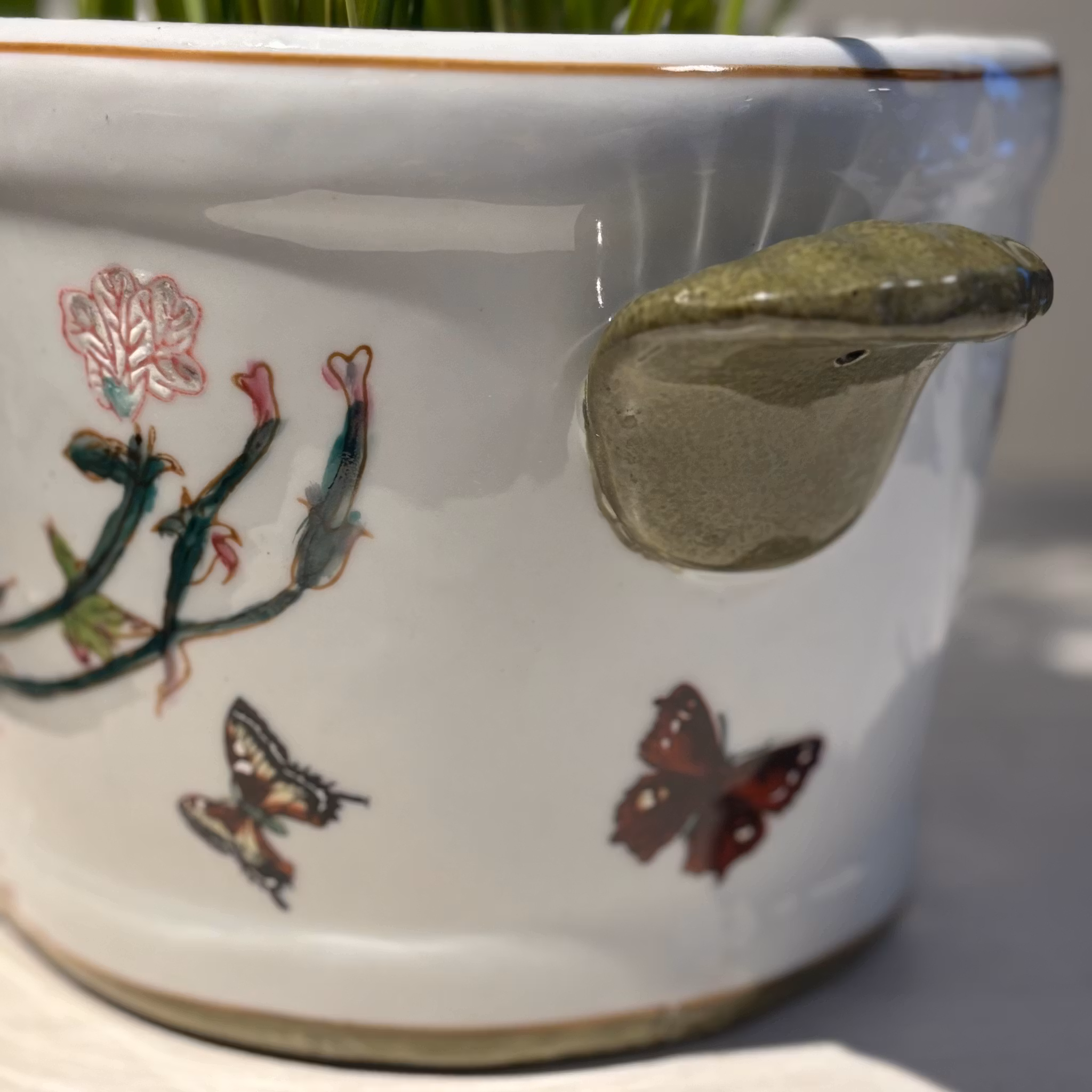 Kruka med hänklar sk Jardiniere i porslin med mönster av Malva