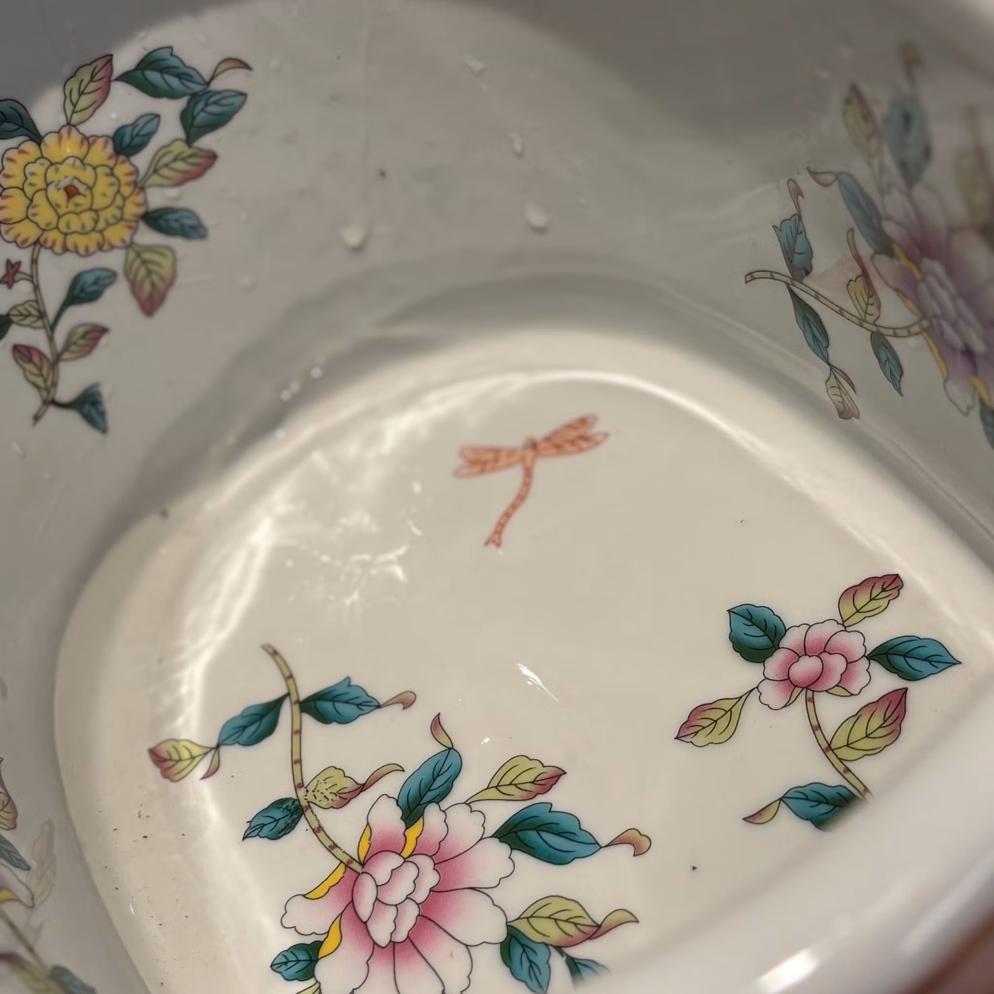 Kruka med hänklar sk Jardiniere i porslin med mönster av Malva
