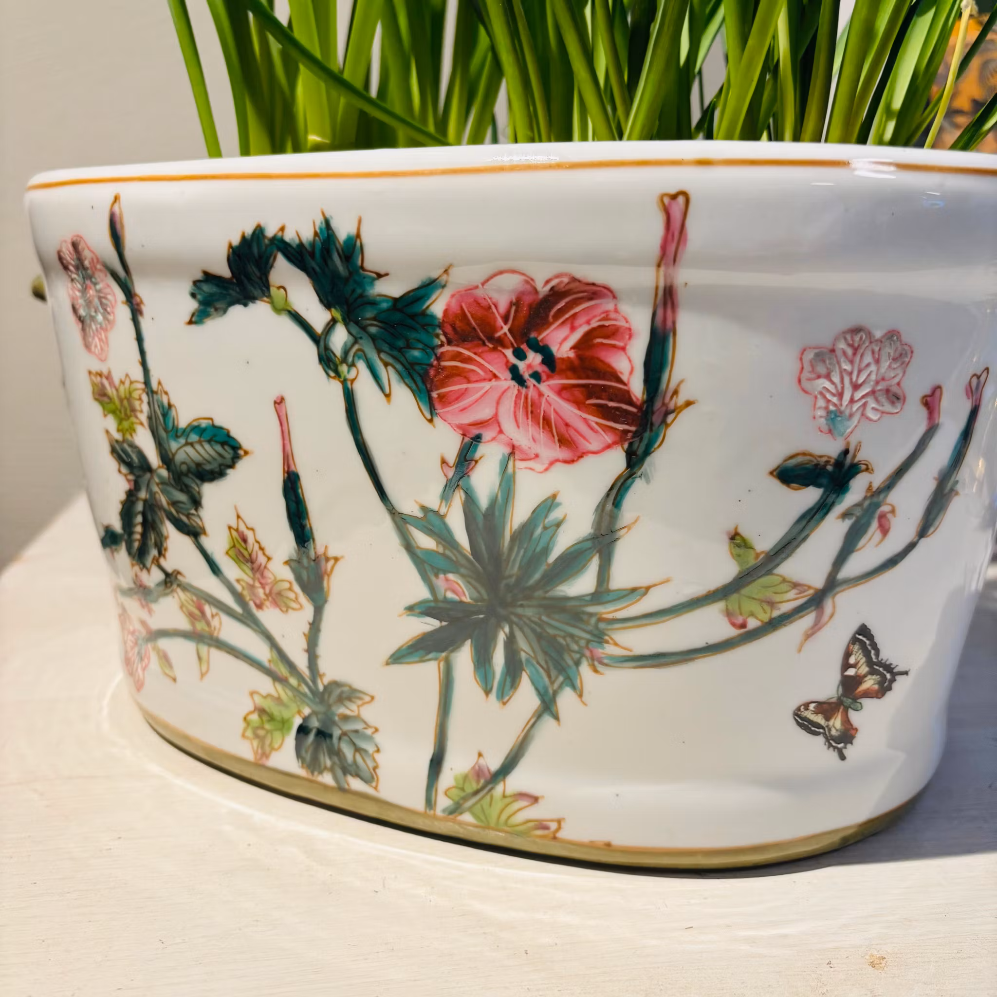 Kruka med hänklar sk Jardiniere i porslin med mönster av Malva