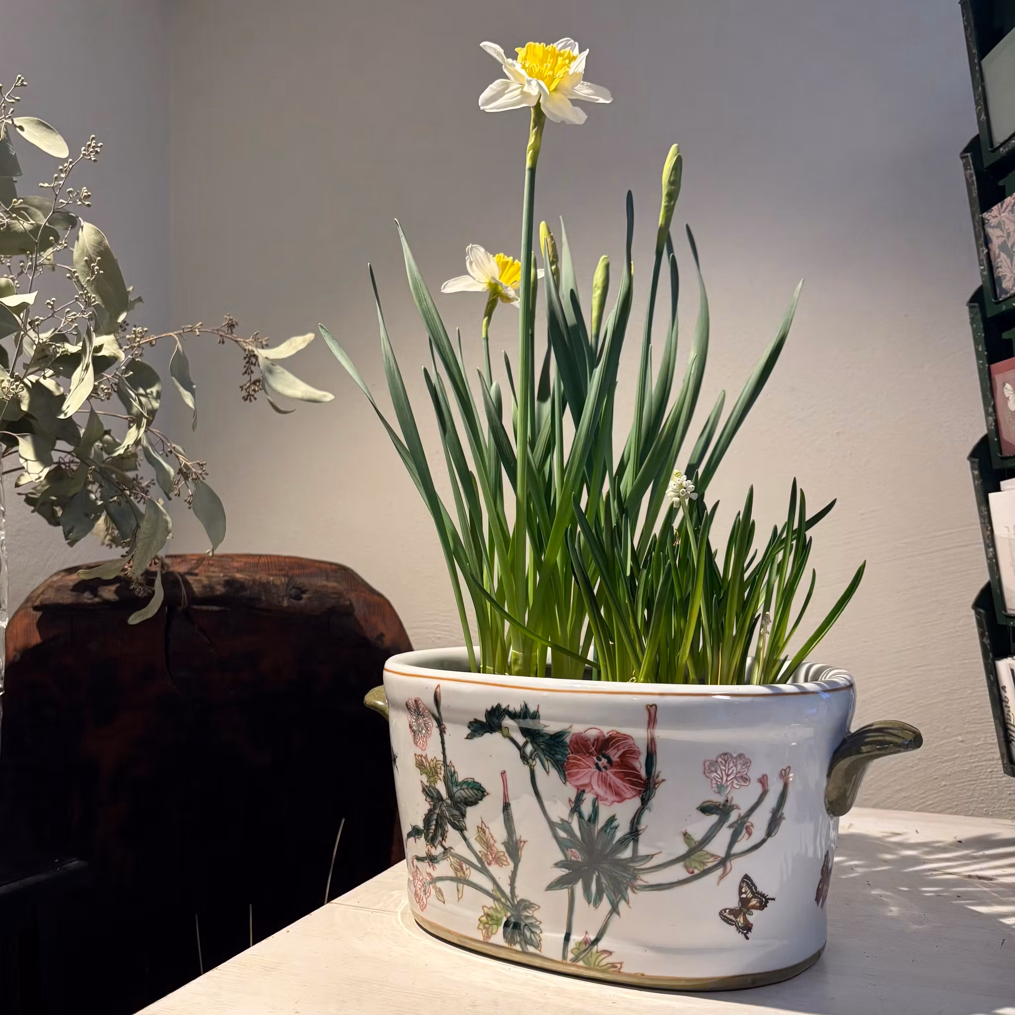 Kruka med hänklar sk Jardiniere i porslin med mönster av Malva