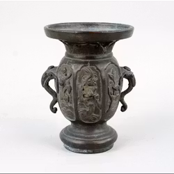 Vas i brons med beslag i form av elefanter 1800-tal Japan, vintage