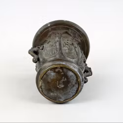 Vas i brons med beslag i form av elefanter 1800-tal Japan, vintage