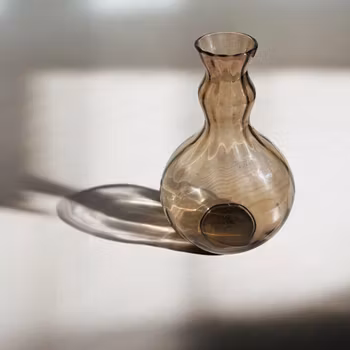 Vas i fint vågigt glas, möjligtvis Simon Gate