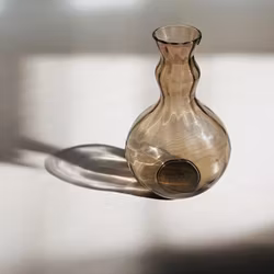 Vas i fint vågigt glas, möjligtvis Simon Gate
