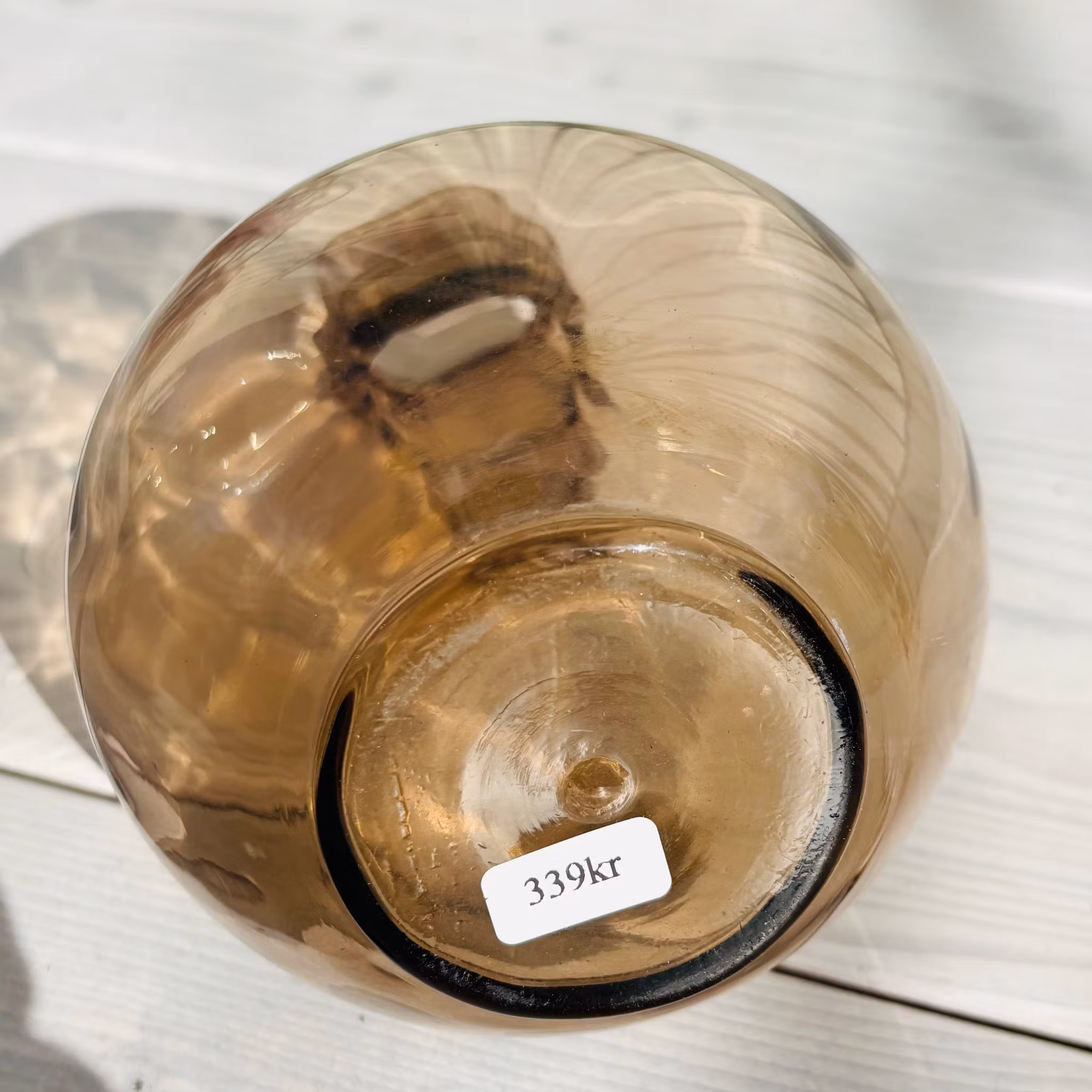 Vas i fint vågigt glas, möjligtvis Simon Gate