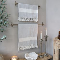 Hängare med fina detaljer i antik mässing 60cm