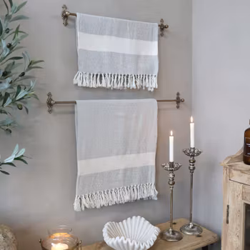 Hängare med fina detaljer i antik mässing 60cm