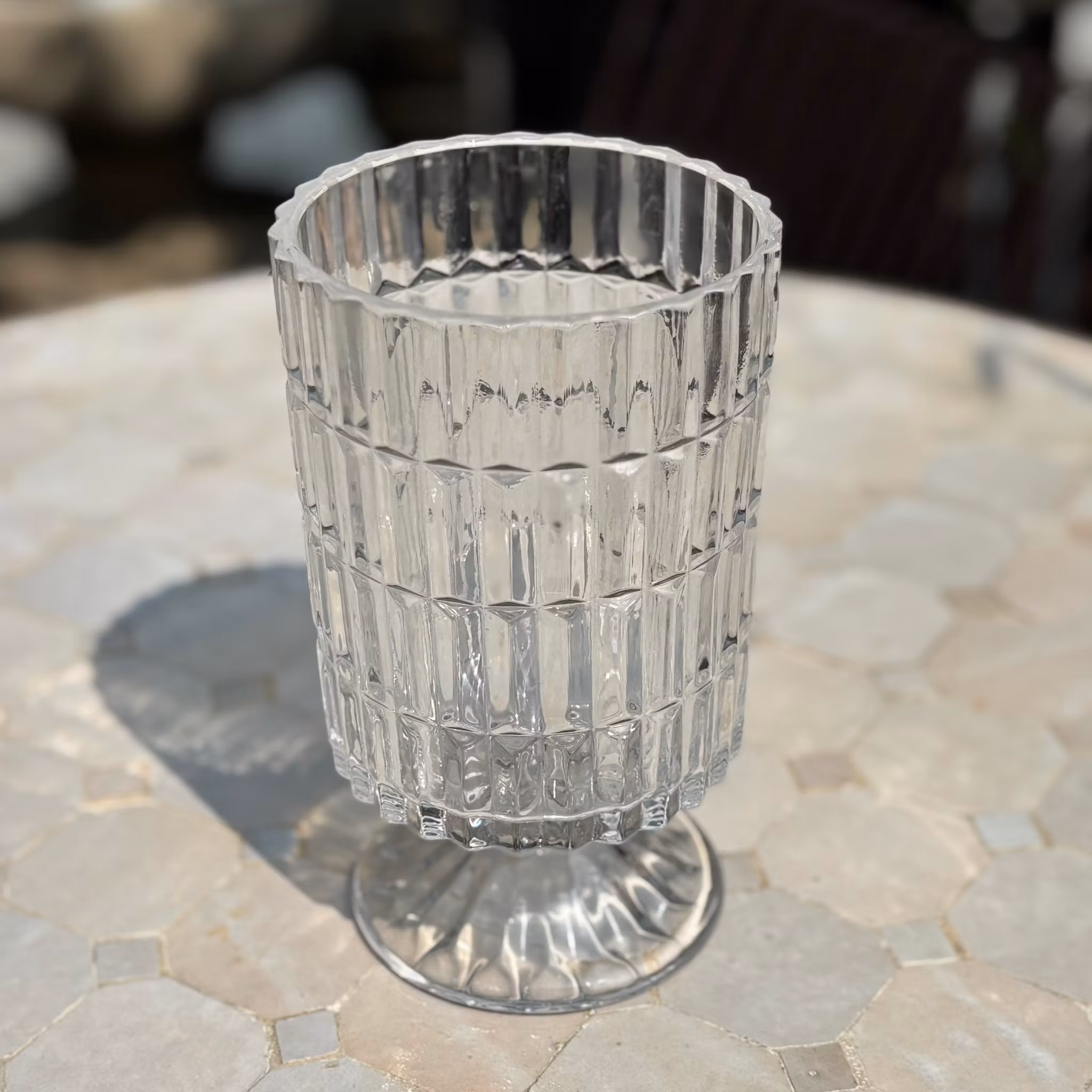 Vas tre olika i glas med mönster