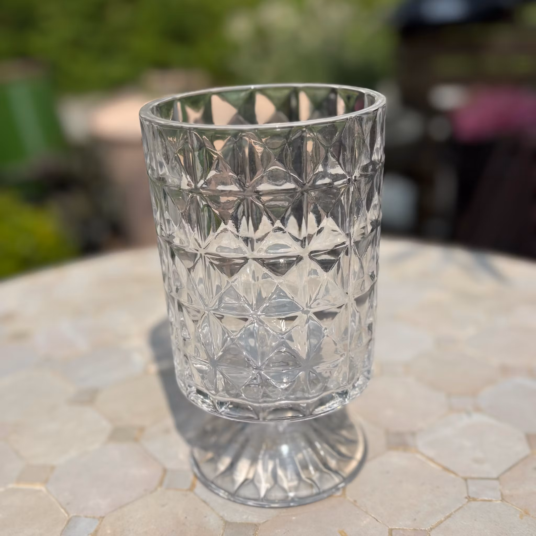 Vas tre olika i glas med mönster