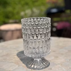 Vas tre olika i glas med mönster