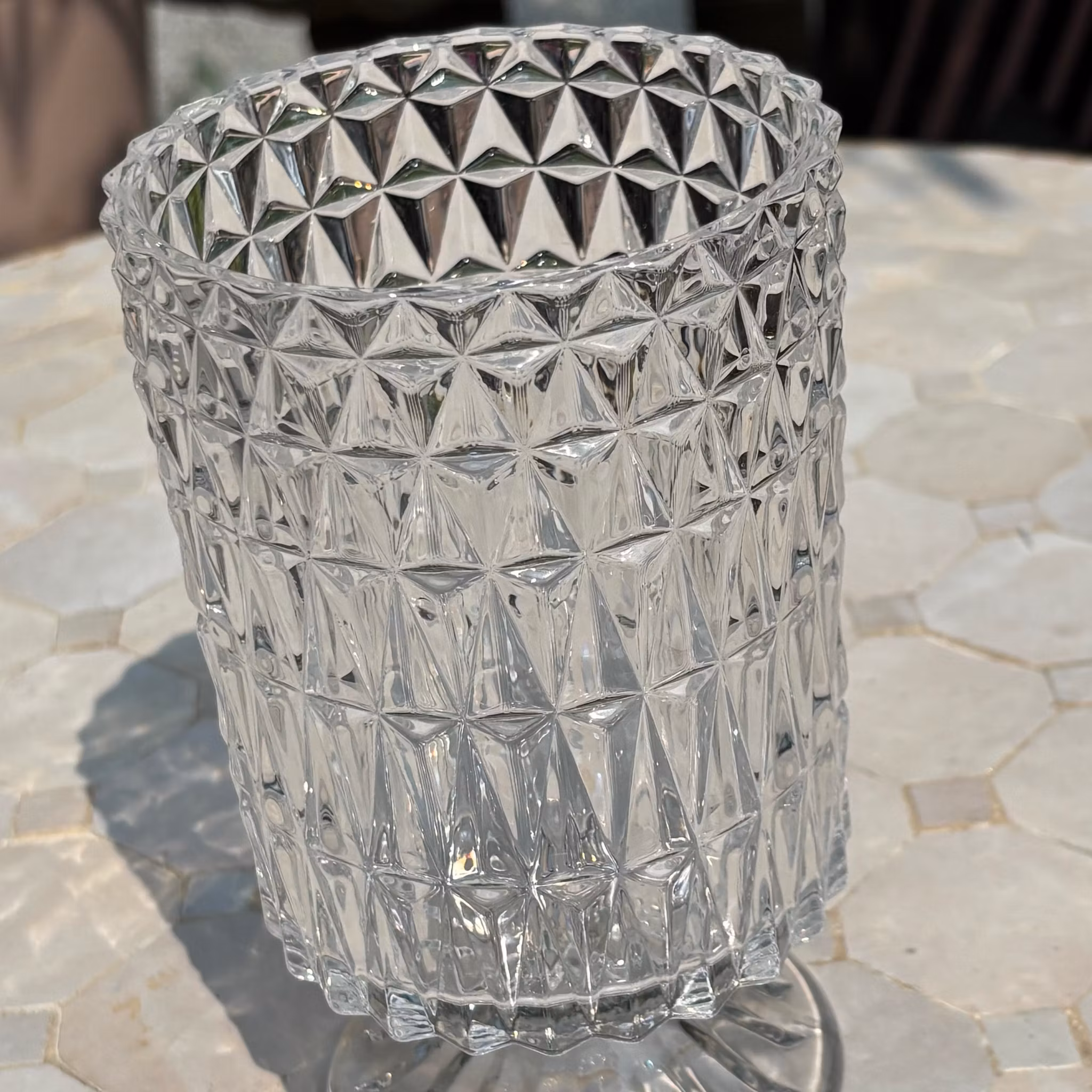 Vas tre olika i glas med mönster
