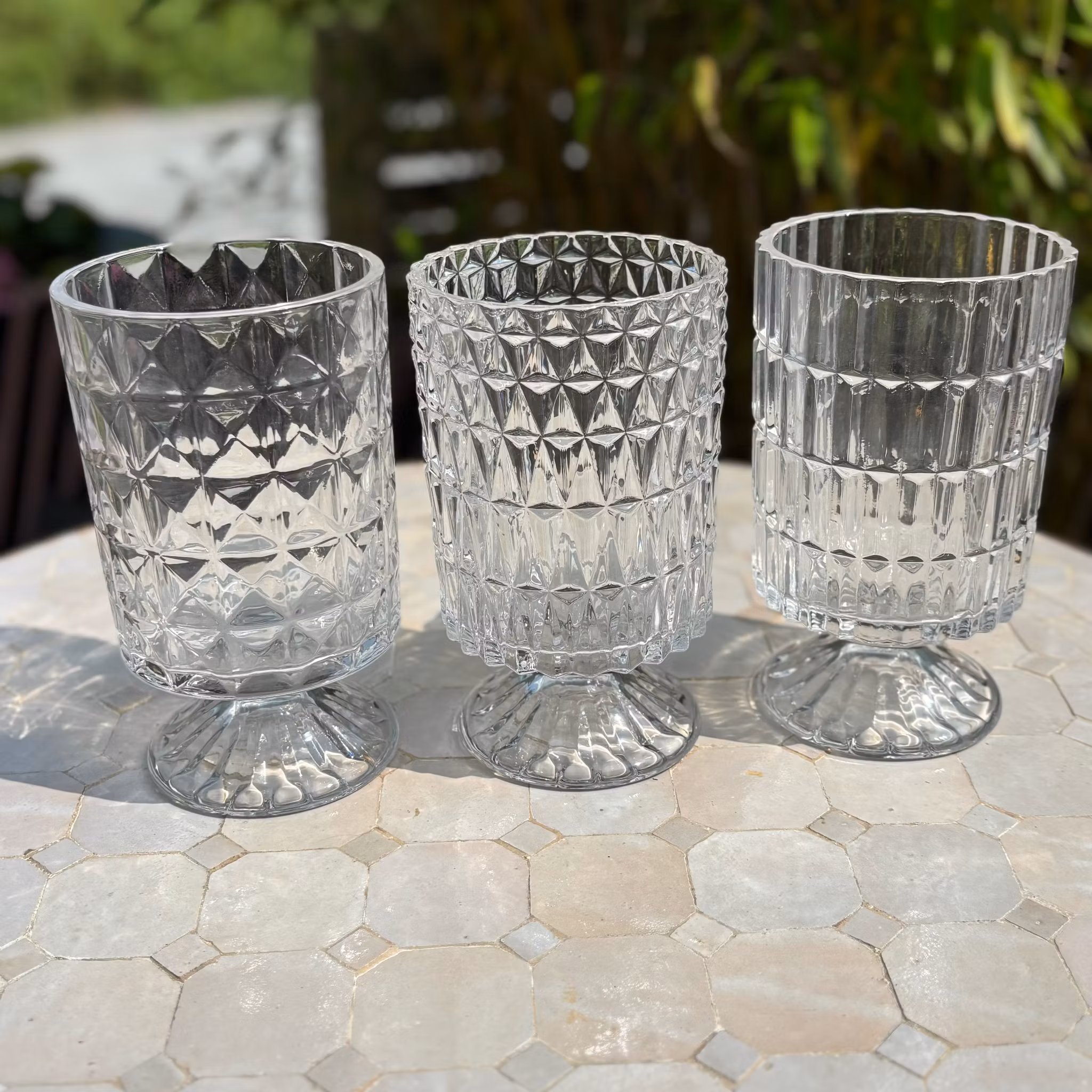 Vas tre olika i glas med mönster