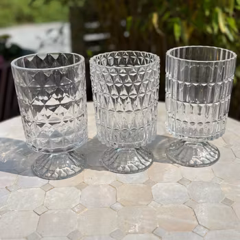 Vas tre olika i glas med mönster