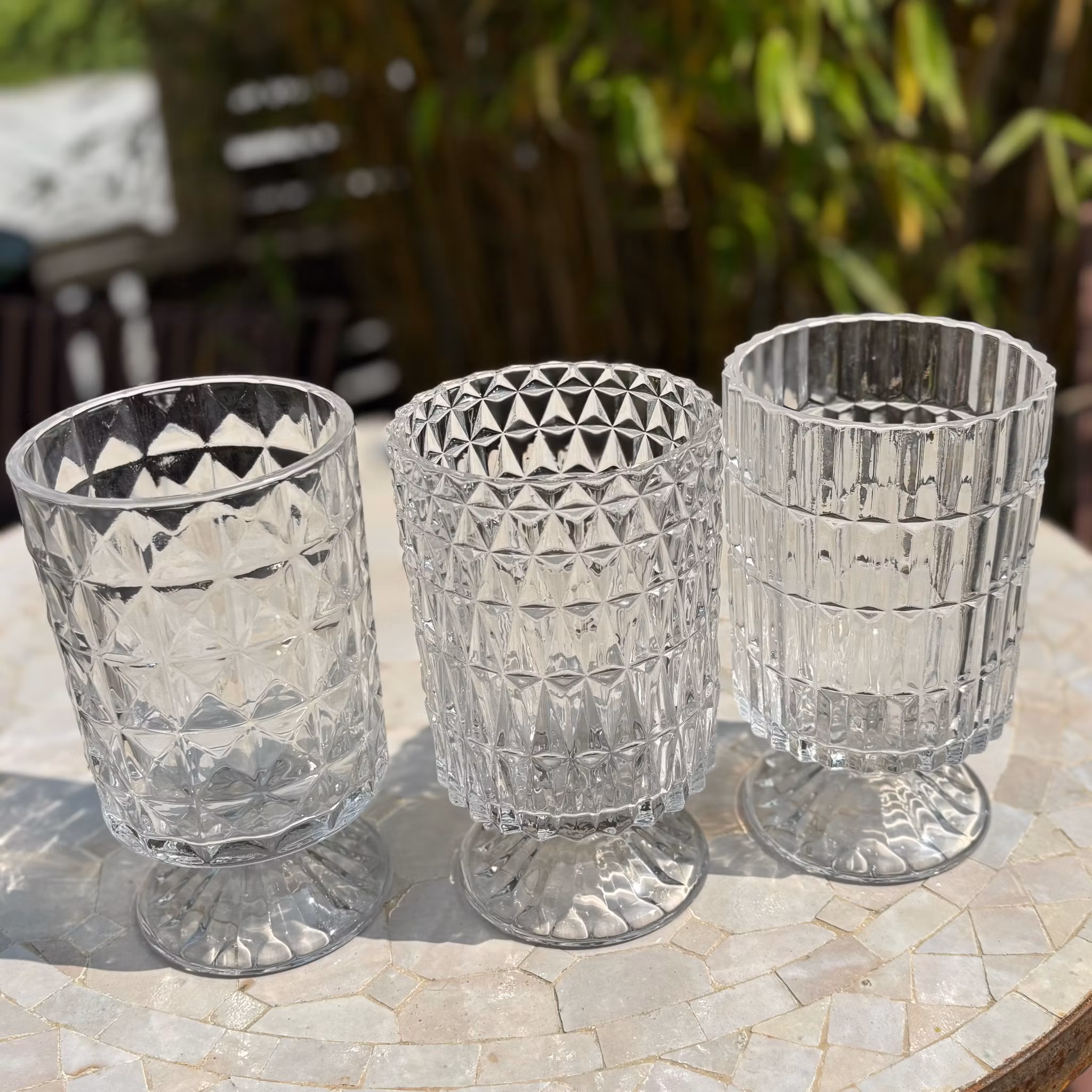 Vas tre olika i glas med mönster