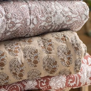 Quilt Täcke Överkast mönstrad i vit och malva