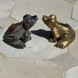 Groda en ljuvlig dekoration i mässing / antik mässing
