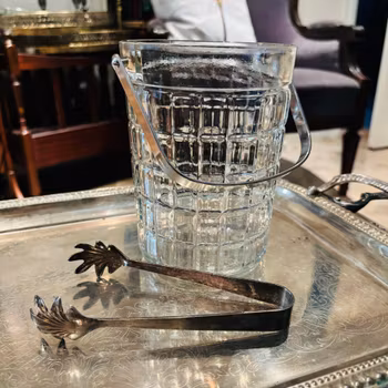 Ishink i glas med handtag i metall inklusive tång, vintage