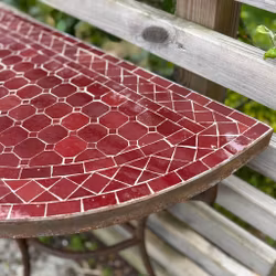 Mosaikbord i halvmåne form och metallunderrede