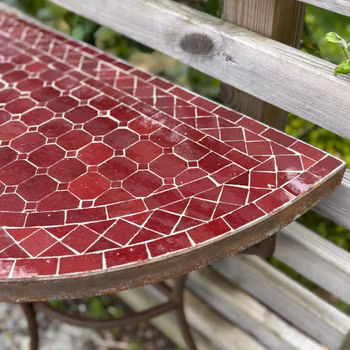 Mosaikbord i halvmåne form och metallunderrede