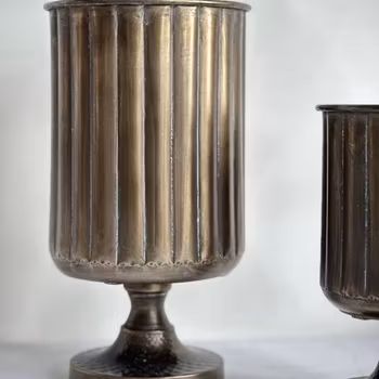 Vas på fot i antik mässing, Noori Objects