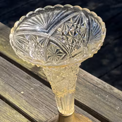 Vas med glas och fot i mässing, vintage