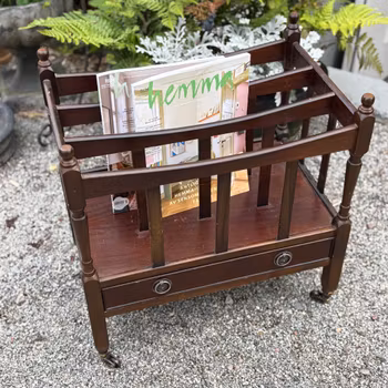 Tidningsställ i mahogny med mässingshjul, vintage