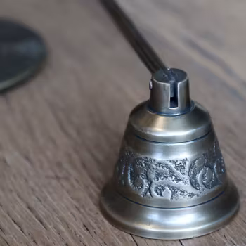 Ljussläckare i antik mässing med mönster, Chic Antique
