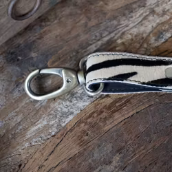 Nyckelring i läder med zebra eller komönster, Chic Antique