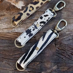 Nyckelring i läder med zebra eller komönster, Chic Antique