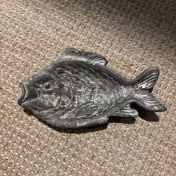 Fat dekorativa fiskar i tyngre metall, vintage
