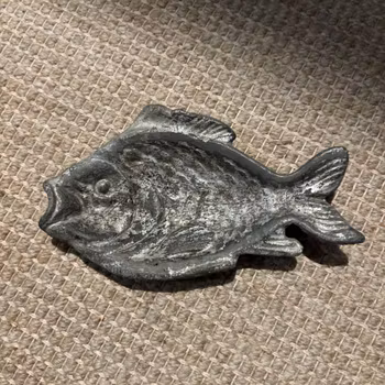 Fat dekorativa fiskar i tyngre metall, vintage