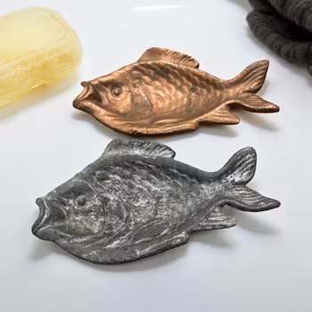 Fat dekorativa fiskar i tyngre metall, vintage