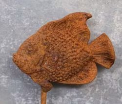 Dekoration för trädgården - Fisk på pinne - Two Faces of Sweden