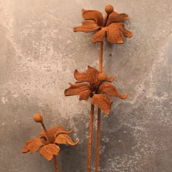 Dekoration till trädgården, hibiskusblomma i järn på pinne, Two Faces of Sweden