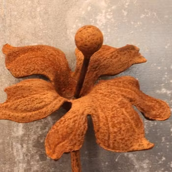 Dekoration till trädgården, hibiskusblomma i järn på pinne, Two Faces of Sweden