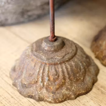 Ängel klassisk stil på gjutjärnsfot i vintage metall, Chic Antique