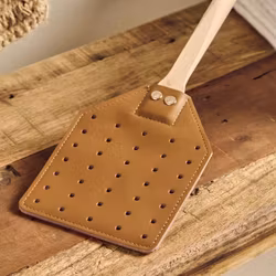 Flugsmälla - i äkta läder och exklusivt skaft i bokträ - Ib Laursen