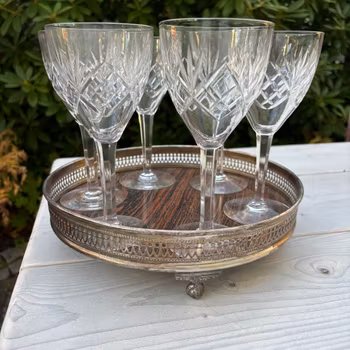 Bricka på tre små fötter i nysilver & laminerad plast - Formica corp. USA, vintage