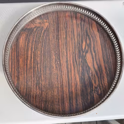 Bricka på tre små fötter i nysilver & laminerad plast - Formica corp. USA, vintage