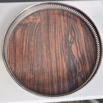 Bricka på tre små fötter i nysilver & laminerad plast - Formica corp. USA, vintage