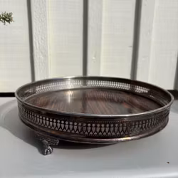 Bricka på tre små fötter i nysilver & laminerad plast - Formica corp. USA, vintage