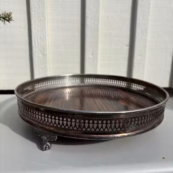 Bricka på tre små fötter i nysilver & laminerad plast - Formica corp. USA, vintage