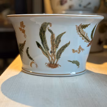 Kruka i porslin med mönster av ormbunke - Simply Scandinavia