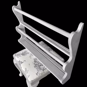 Tallrikshylla -Trä i ljusgrå nyanser - vintage