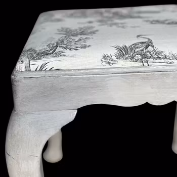 Pall - i trä med svängda ben och sits med franskt tyg - vintage