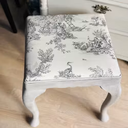 Pall - i trä med svängda ben och sits med franskt tyg - vintage