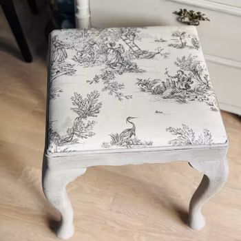 Pall - i trä med svängda ben och sits med franskt tyg - vintage